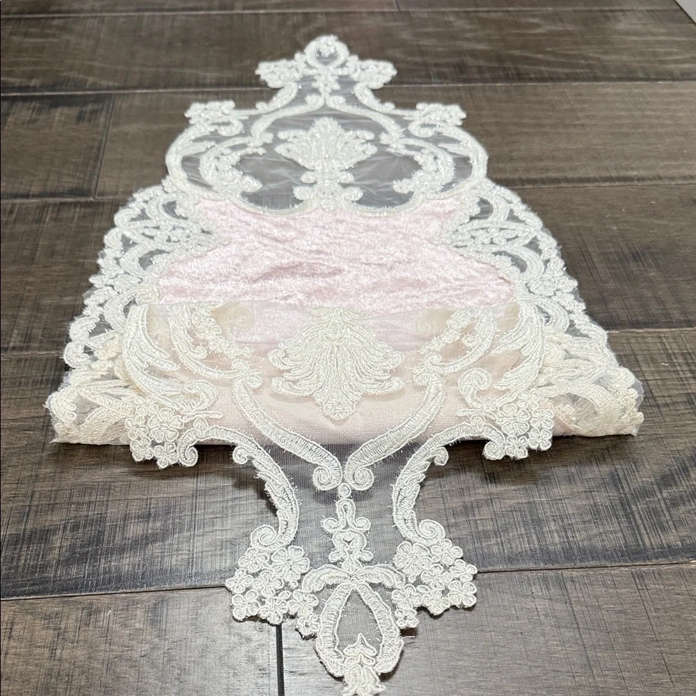 NWOT VINTAGE VICTORIAN Style Elegant Pink and White Lace Table Runner